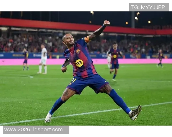 拉菲尼亚赛后感动跪地与弗里克深情相拥庆祝夺冠荣耀