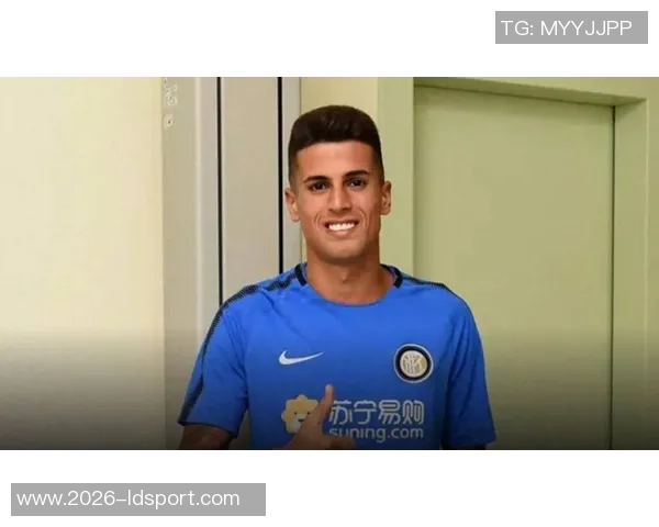 科贝电台报道坎塞洛已抵达巴萨明日将正式亮相引发球迷热议