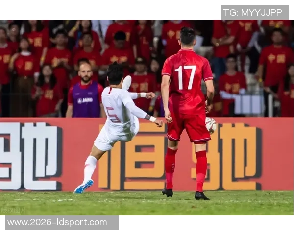 刘浩帆小禁区内解围失误险酿乌龙球队友遭殃令人捏把汗