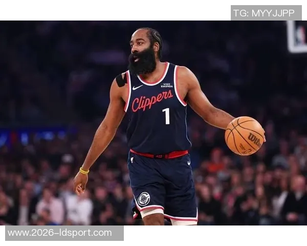 马克西热情寒暄哈登却被冷落哈登心不在焉左右游走显无奈