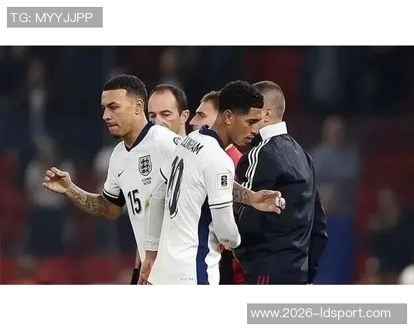 贝林厄姆父母看球无交流引猜测父亲疑似有外遇导致婚姻危机